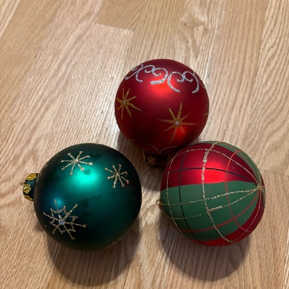 Festive Red and Green Holiday Ornaments Set Ball Christmas Glitter Tartan Snow - Picture 2 of 5